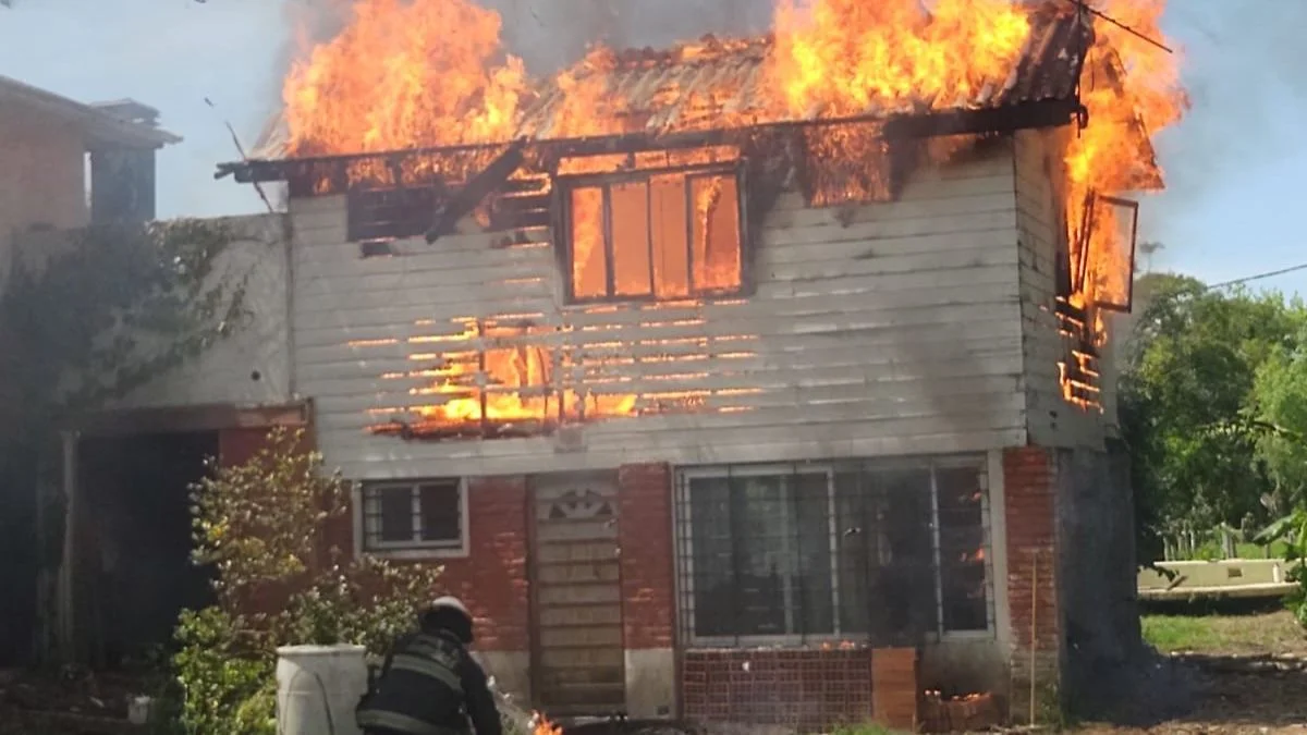 Voraz incendio arrasó una casa en Ensenada