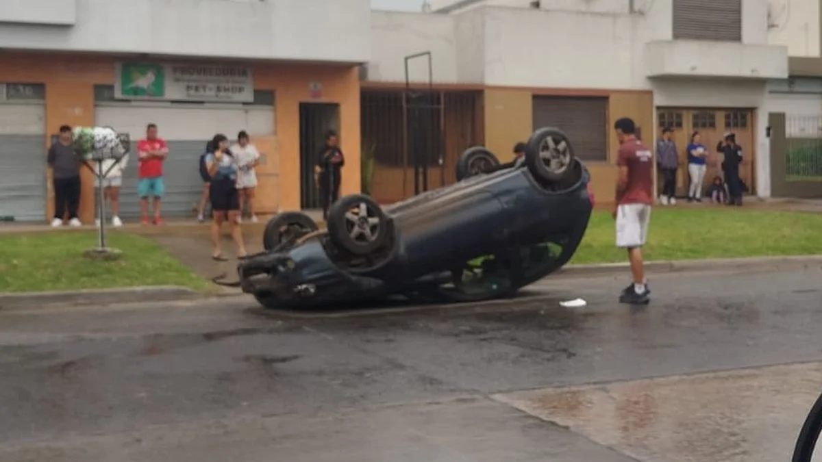 Tolosa: intentó esquivar a un ciclista, perdió el control y volcó