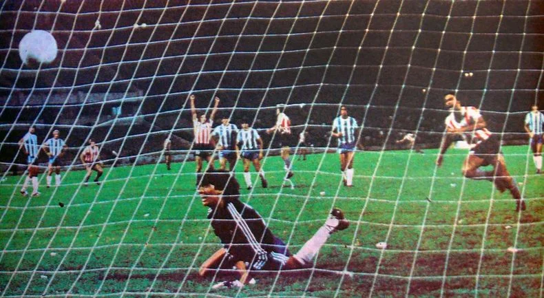 De penal, Jos&eacute; Luis Brown marc&oacute; el primero en la noche gloriosa de Estudiantes