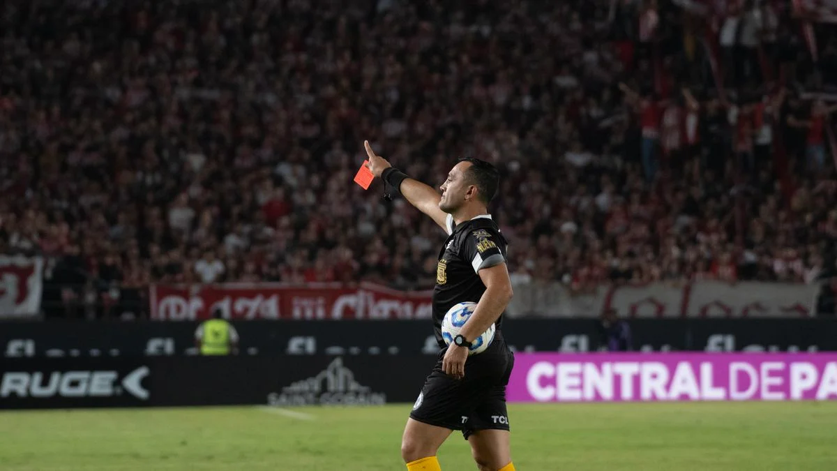 Estudiantes y una polémica por el arbitraje del sábado