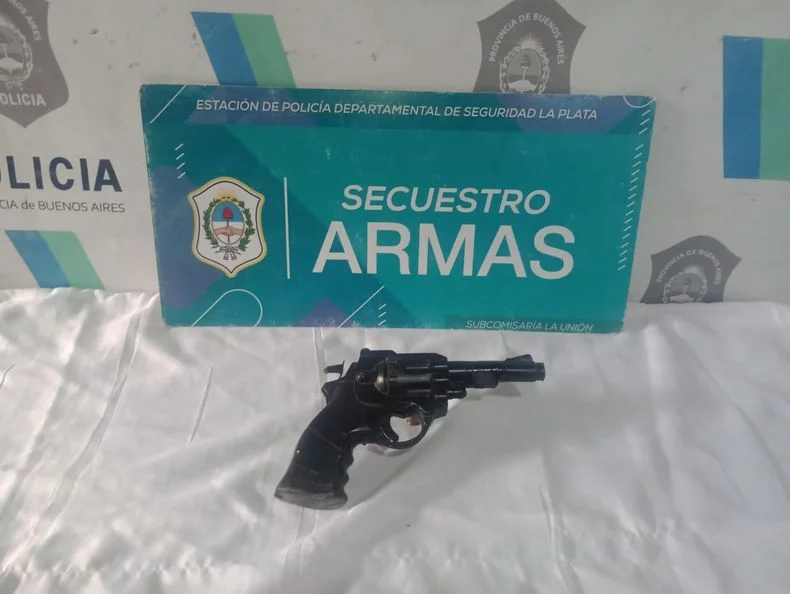 El arma falsa que utiliz&oacute; el delincuente.