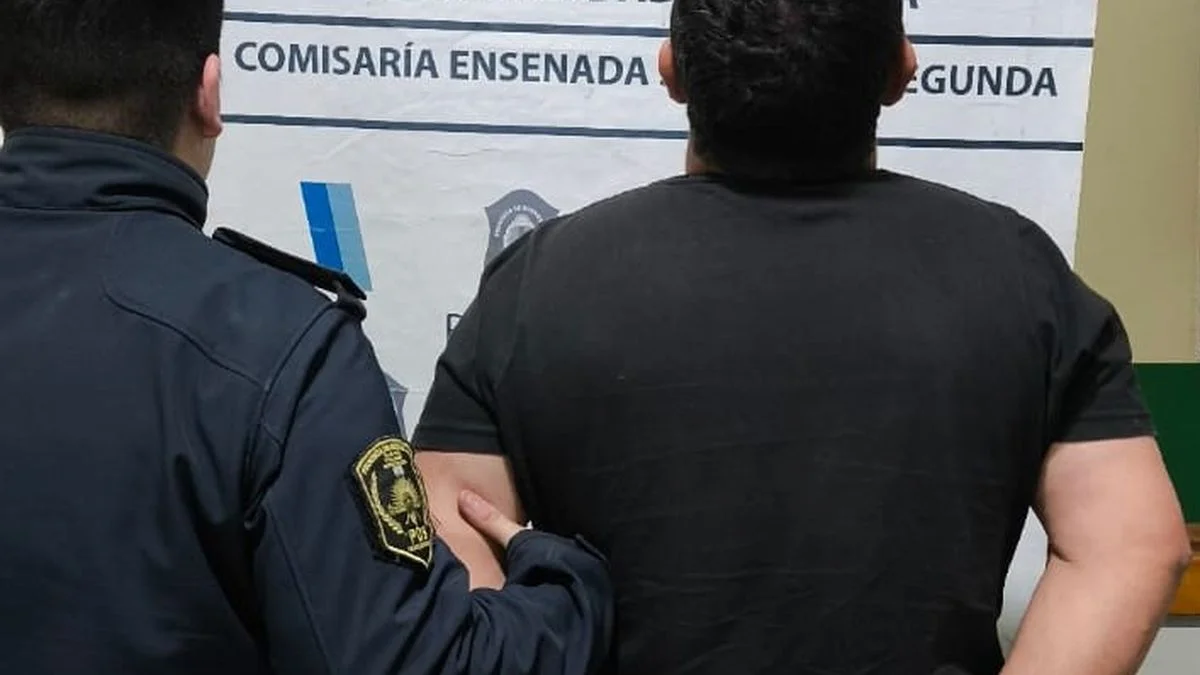 Golpeó y arrastró a su pareja con el auto en Ensenada