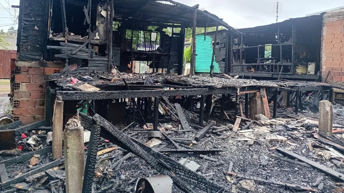 Impactante incendio intencional dejó tres casas destruidas en Ensenada