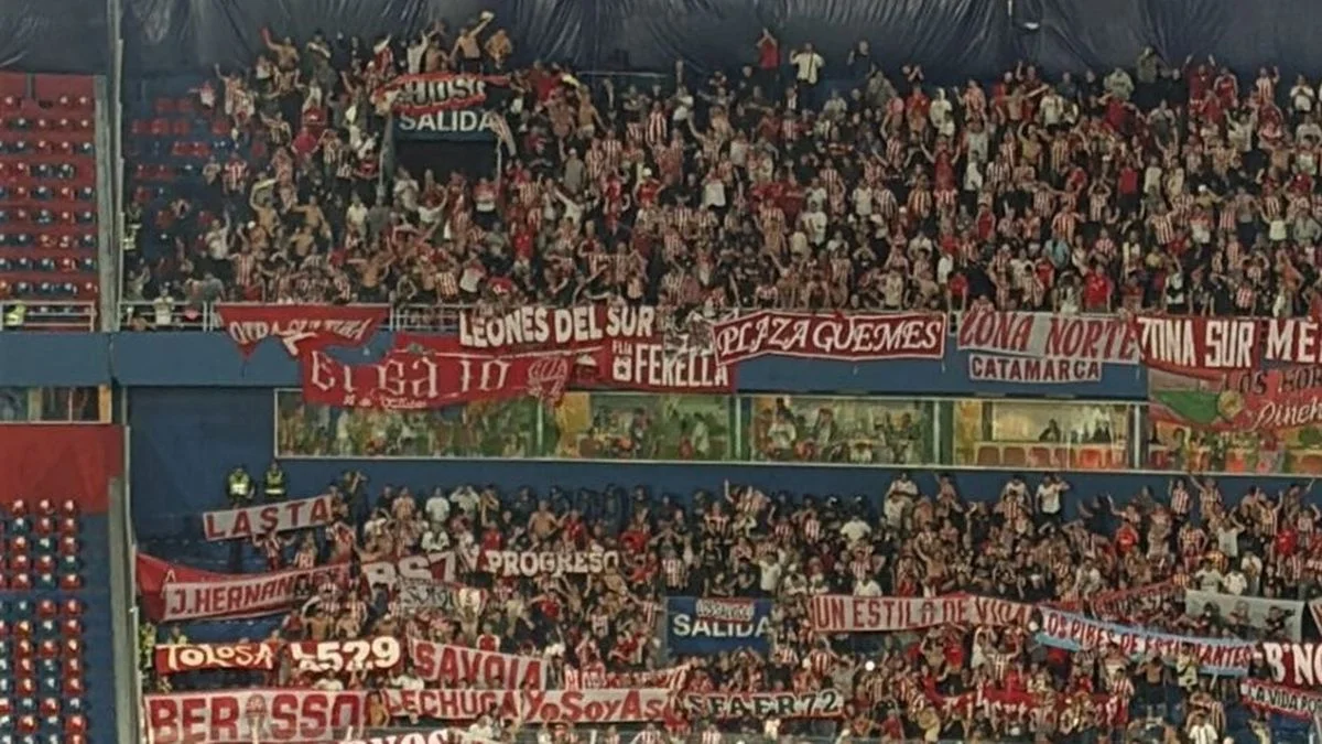 Imponente marco de hinchas de Estudiantes en Paraguay