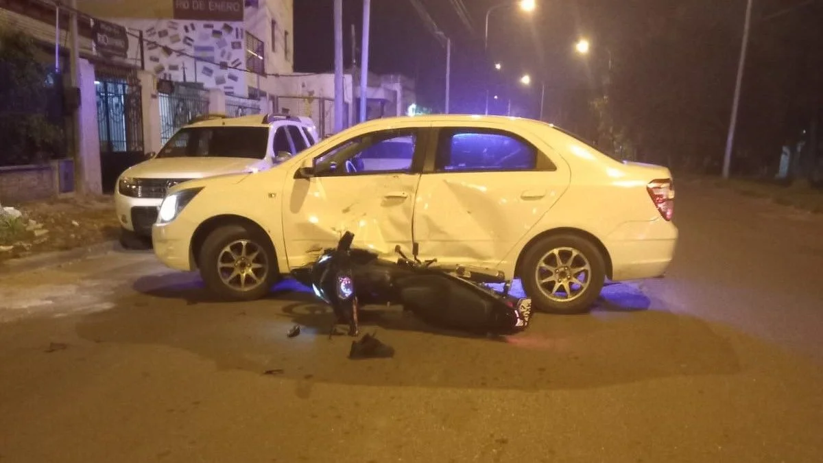 Chocaron una moto y un vehículo en Berisso