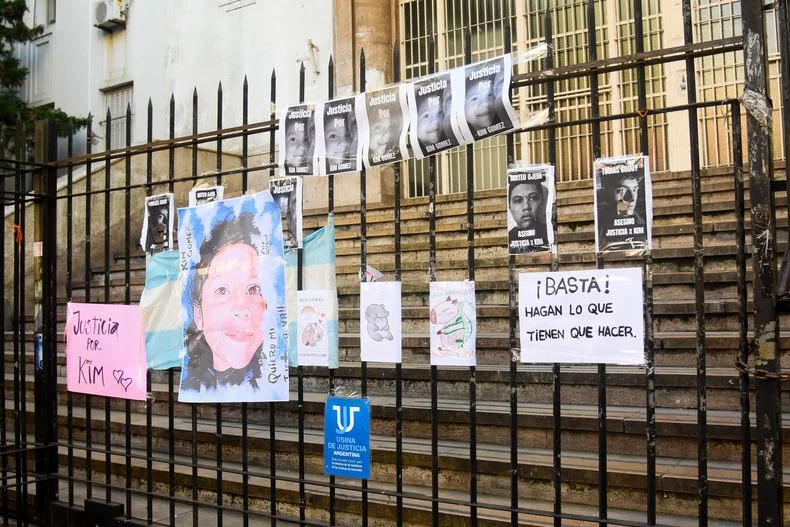 Pedido de justicia por Kim Gómez en las inmediaciones del Fuero Penal