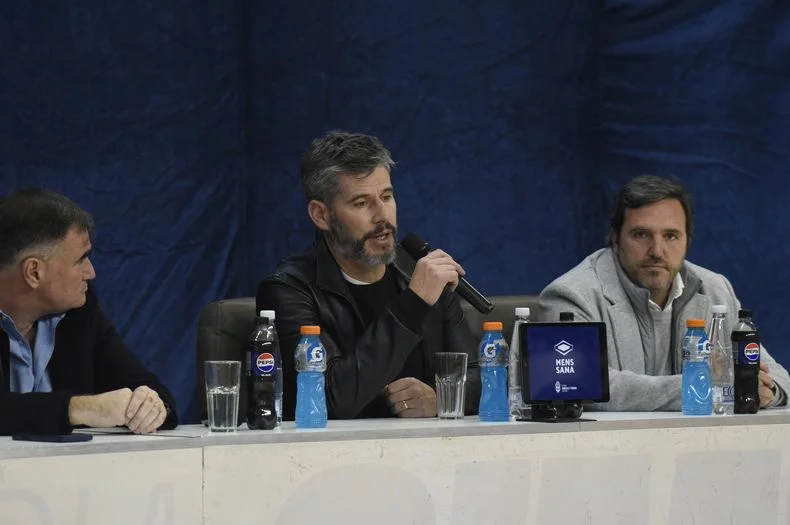 Germ&aacute;n Brunati y Carlos Anacleto hablaron durante la conferencia de prensa de Ariel Pereyra