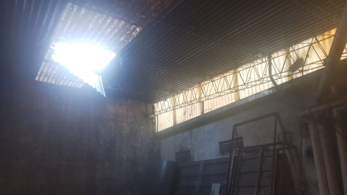 Una mujer murió en La Plata tras caerse del techo de un galpón