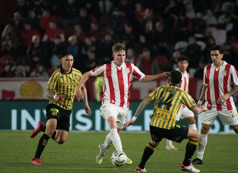 Estudiantes gan&oacute;, lidera su grupo y estren&oacute; camiseta nueva en el Estadio UNO
