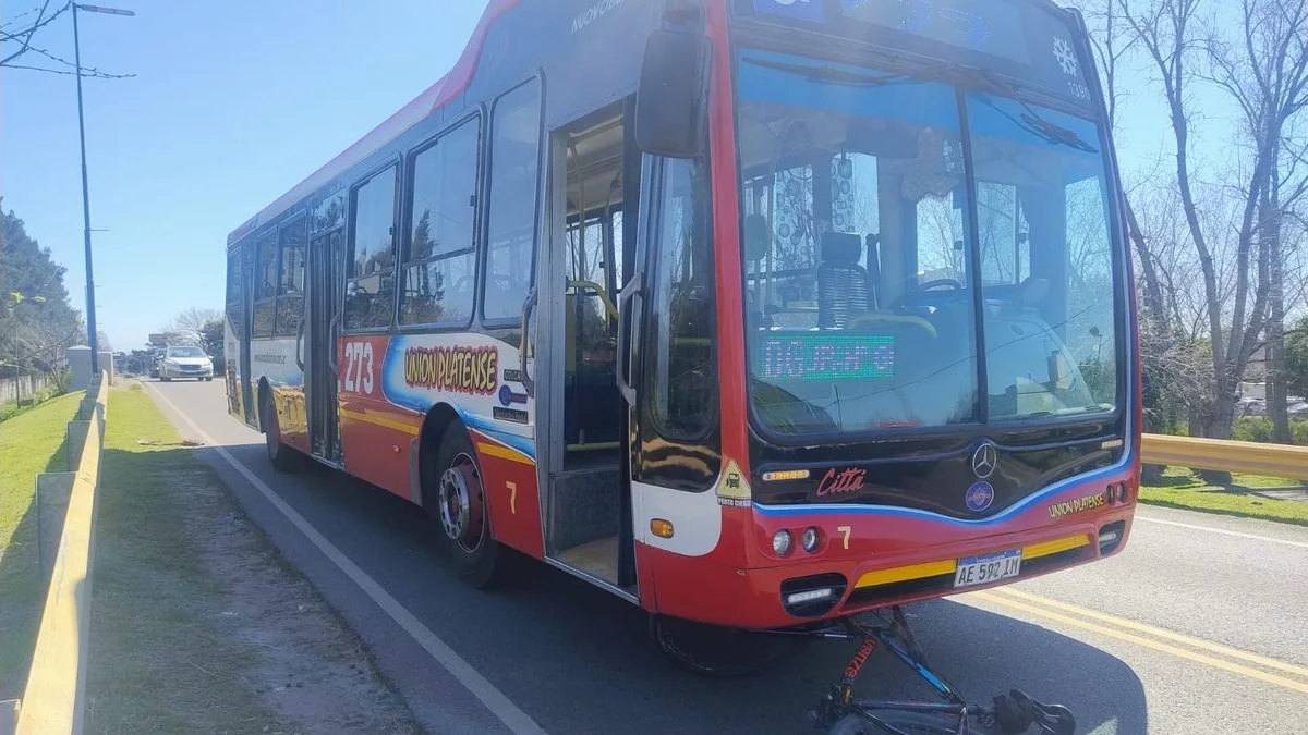 Un micro atropelló a un ciclista en Camino General Belgrano