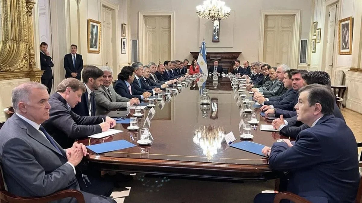 Milei recibe a los gobernadores "dialoguistas" para empezar a negociar la reforma laboral y tributaria