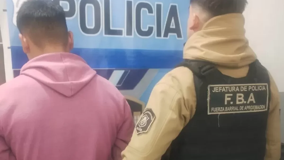 Chocó a un policía para evitar un control en Berisso y su padre lo entregó