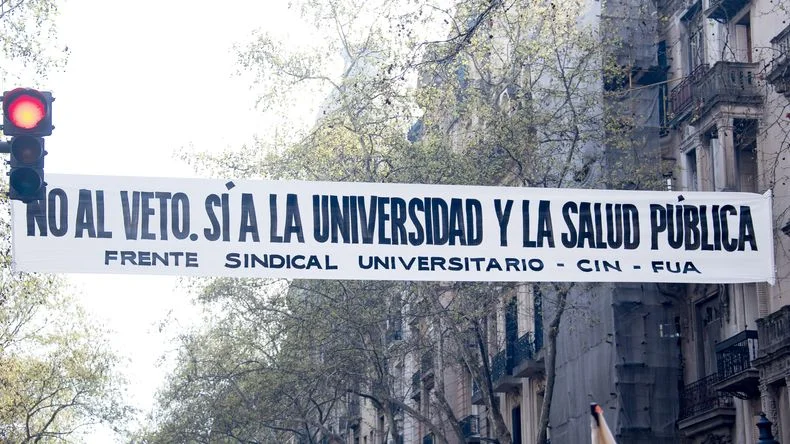 Marcha Federal Universitaria: llegan las primeras columnas platenses