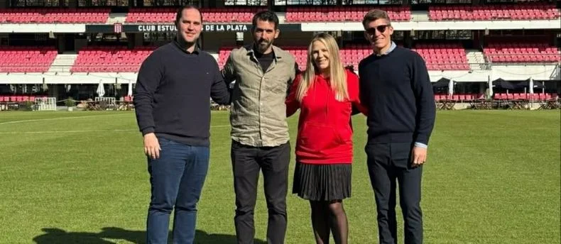 La foto que confirm&oacute; el desembarco de Carina Magnabosco en Estudiantes de La Plata