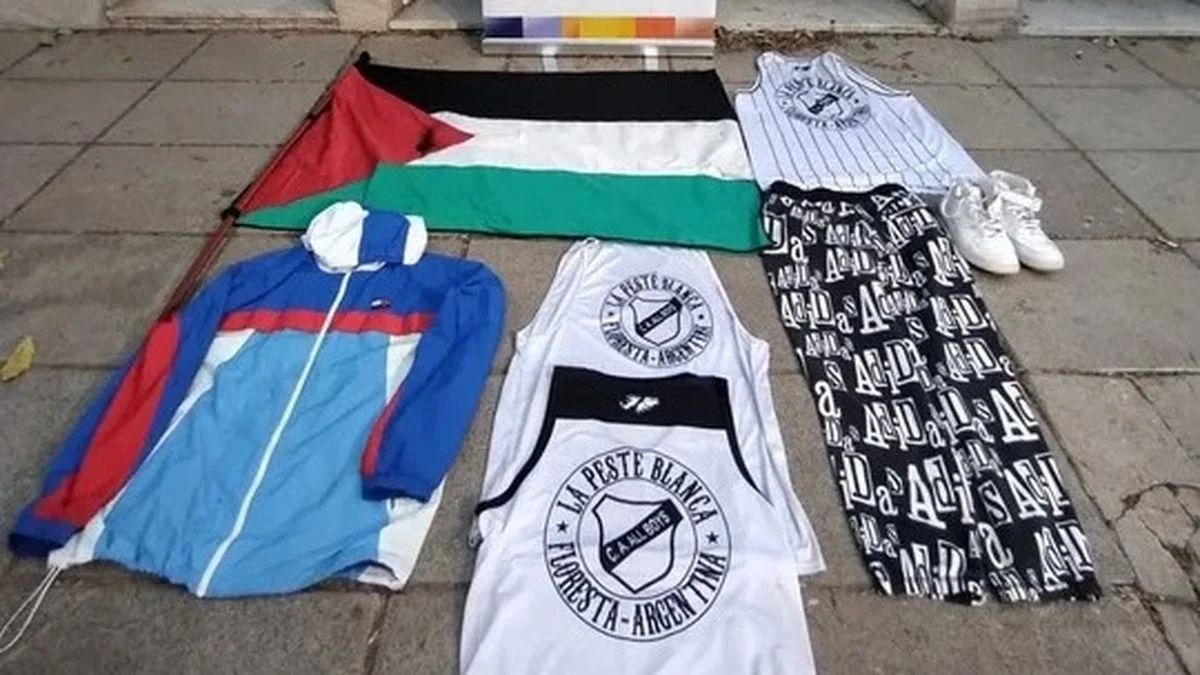 Allanamientos a la barra de All Boys: secuestraron una bandera de Palestina