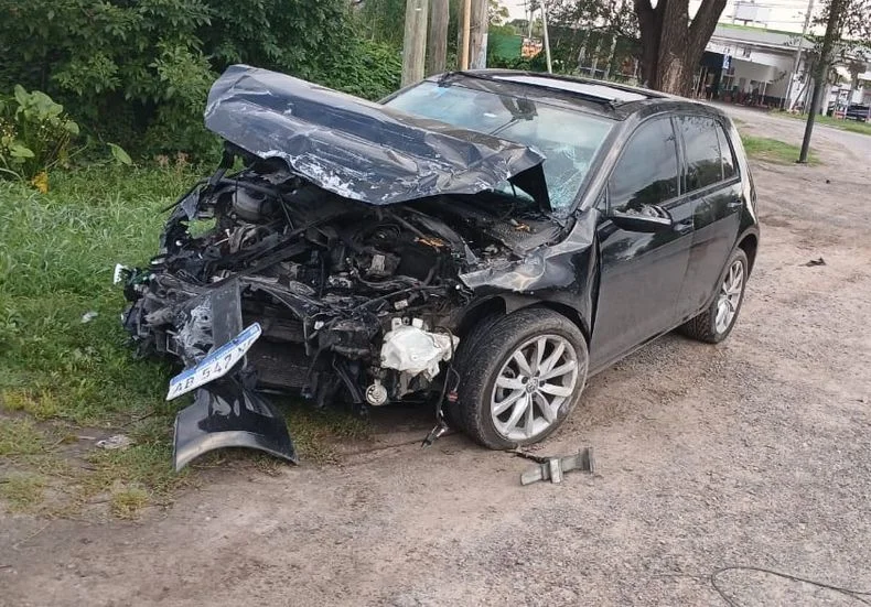 Así quedó el VW Golf de color negro tras el siniestro