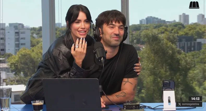 Lali Espósito mostró su anillo de compromiso en vivo y sorprendió a sus fans
