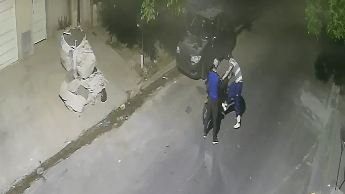 Buscan a un delincuente por el robo de una moto en La Plata