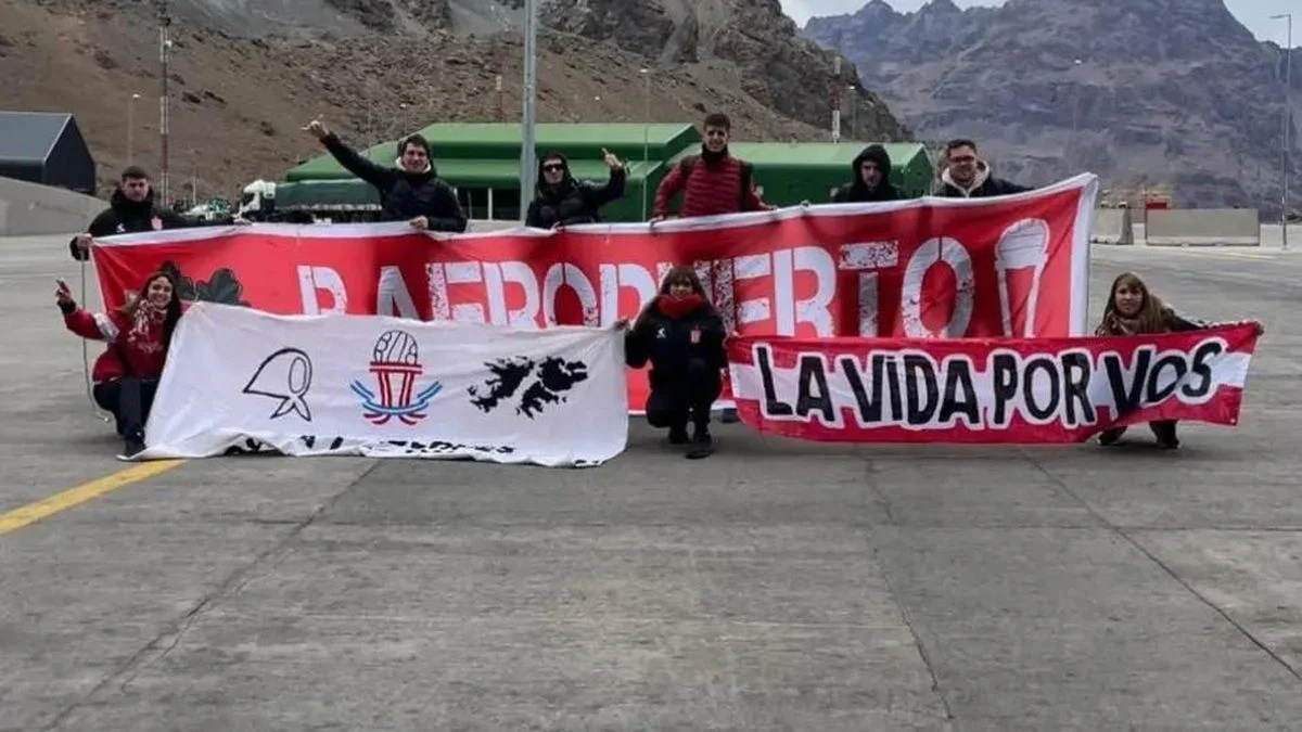 Los hinchas de Estudiantes empezaron su periplo a Chile