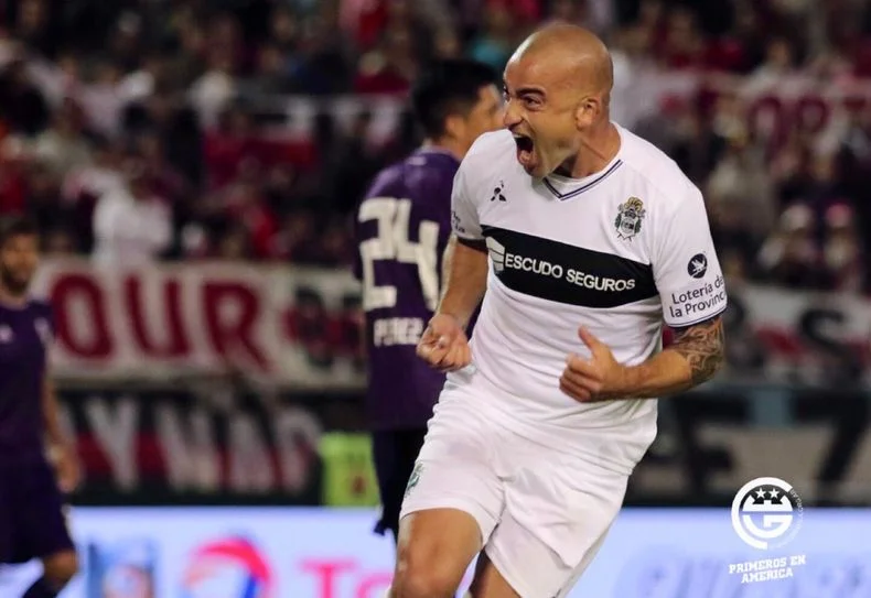 El ex Gimnasia, Santiago Silva anunci&oacute; su retiro como profesional
