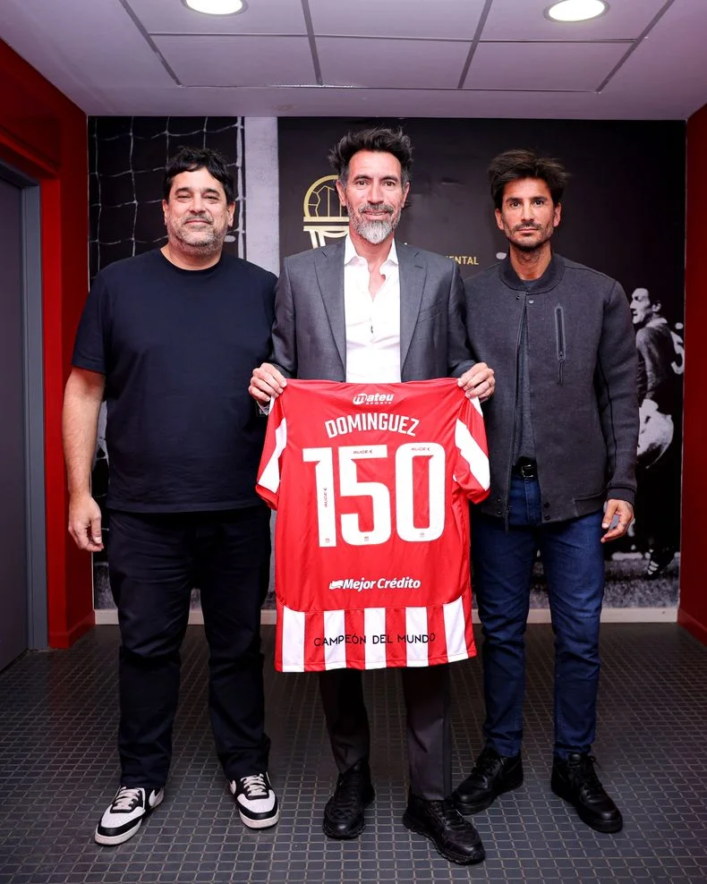 En la previa del partido, Eduardo Dom&iacute;nguez fue reconocido por la dirigencia de Estudiantes