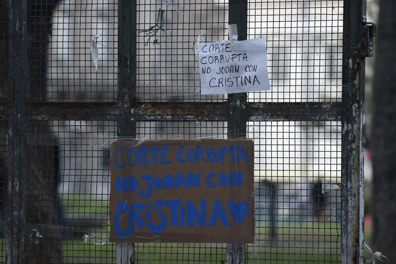 Militantes colgaron carteles en la entrada de los Tribunales