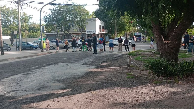Vecinos de Her&aacute;ndez cortaron las calles exigiendo justicia por Kim G&oacute;mez&nbsp;