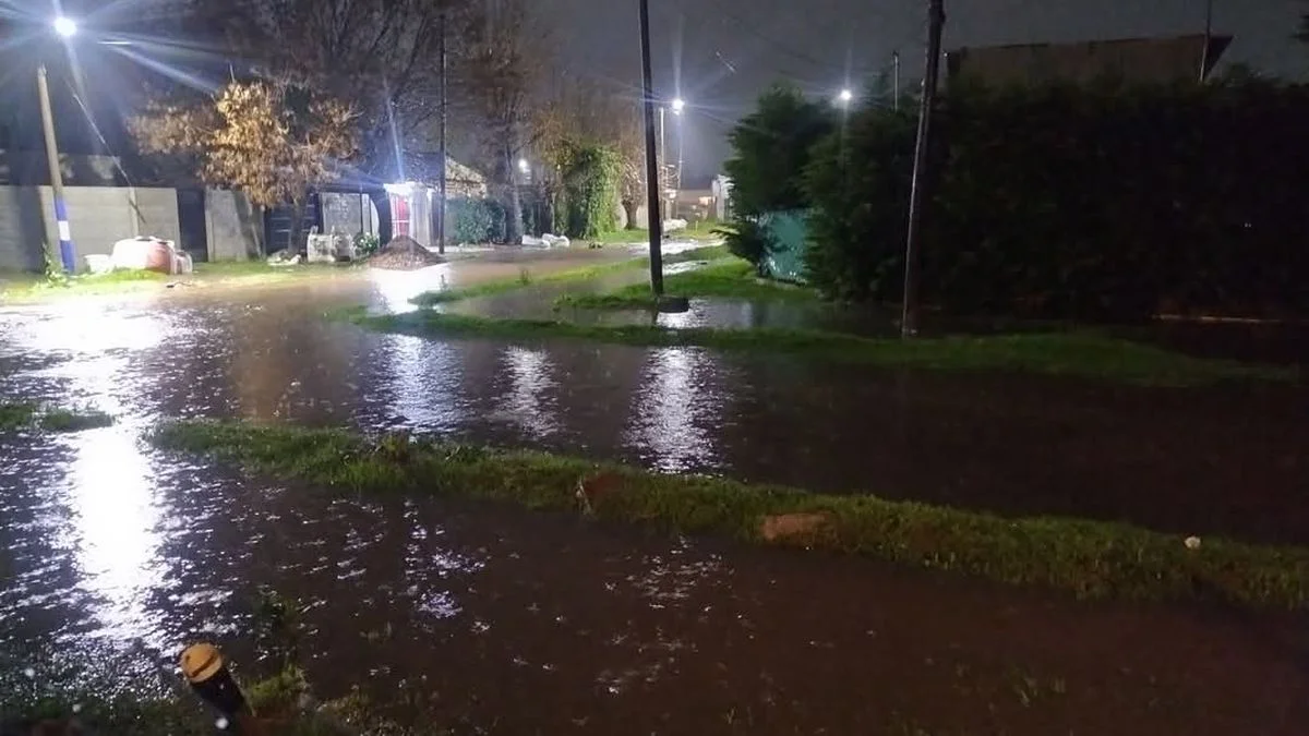 No cesa la tormenta en La Plata: vecinos reportan calles inundadas