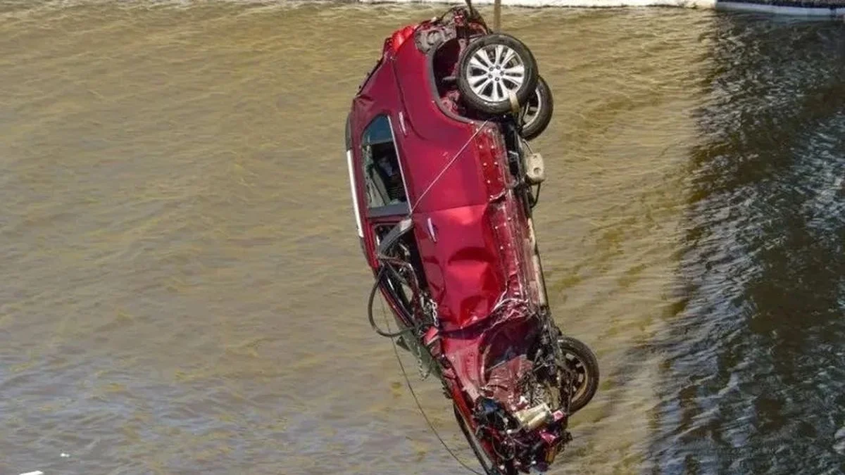 Viajaba desde La Plata hacia Río Colorado y cayó con su camioneta a un dique