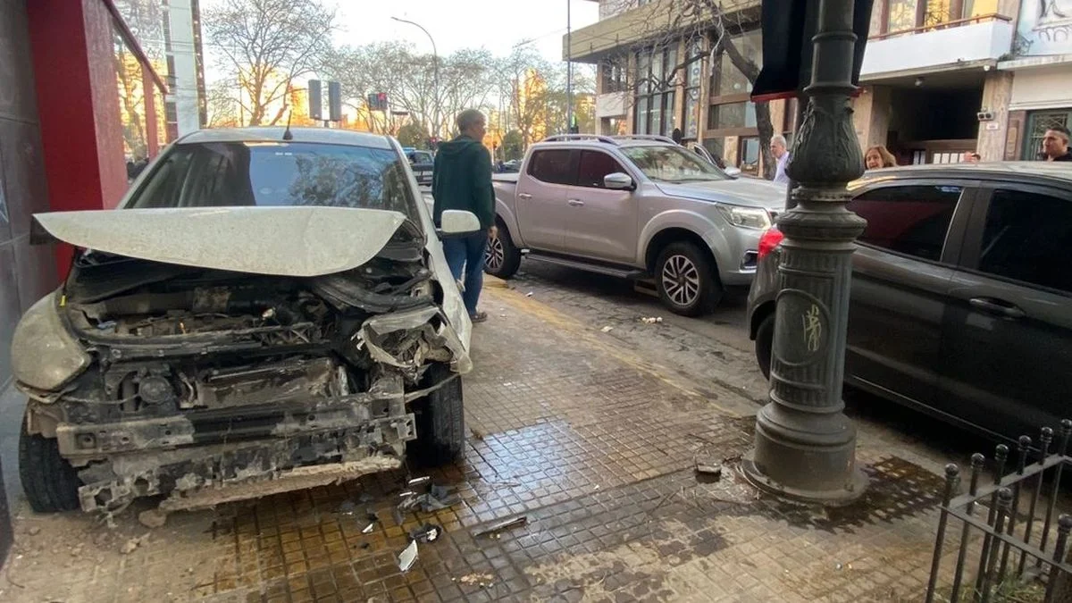 Pánico en el centro platense tras impactante choque en cadena
