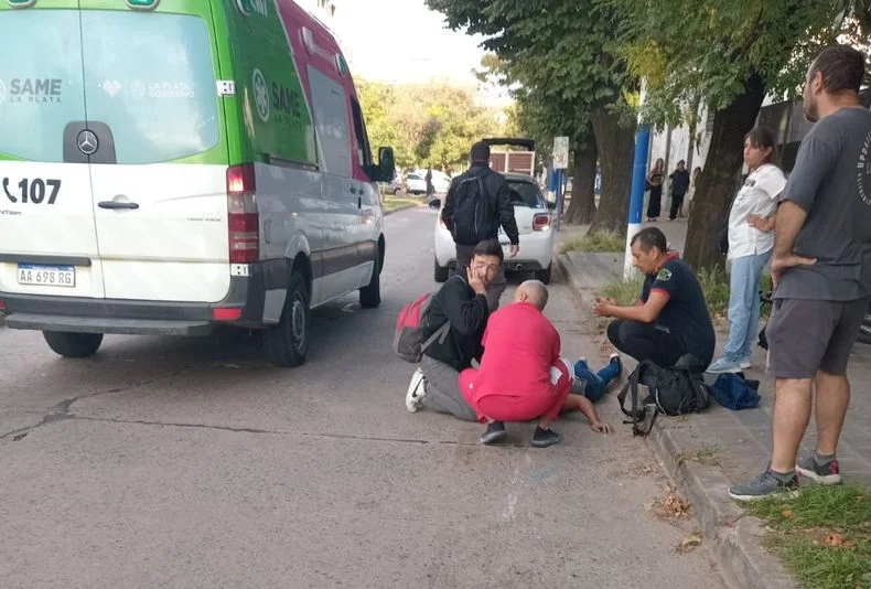 La ciclista herida tras ser embestida por una camioneta en Diagonal 79