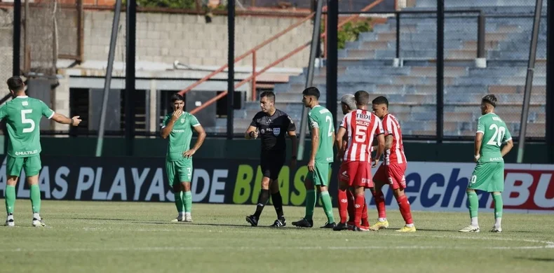 Guardia alta para Estudiantes. Lobo Medina le dio un gol que no era l&iacute;cito a Barracas