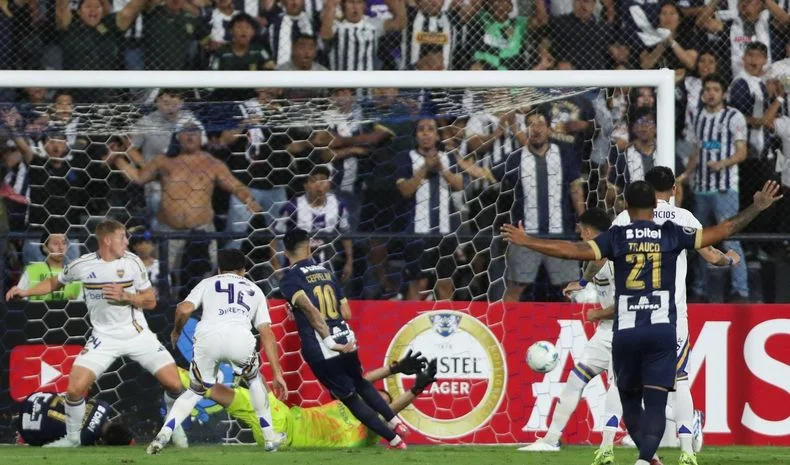 Alianza Lima golpe&oacute; de arranque y sorprendi&oacute; a Boca Juniors