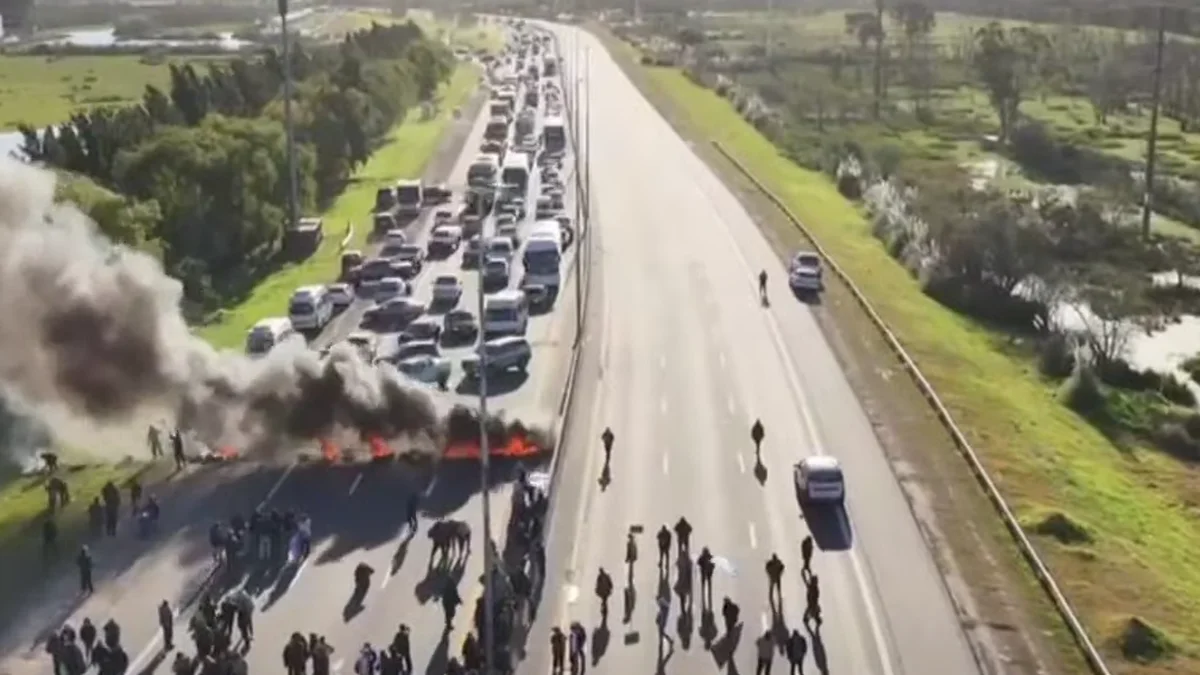 Corte total en la Autopista Buenos Aires - La Plata contra la condena a Cristina