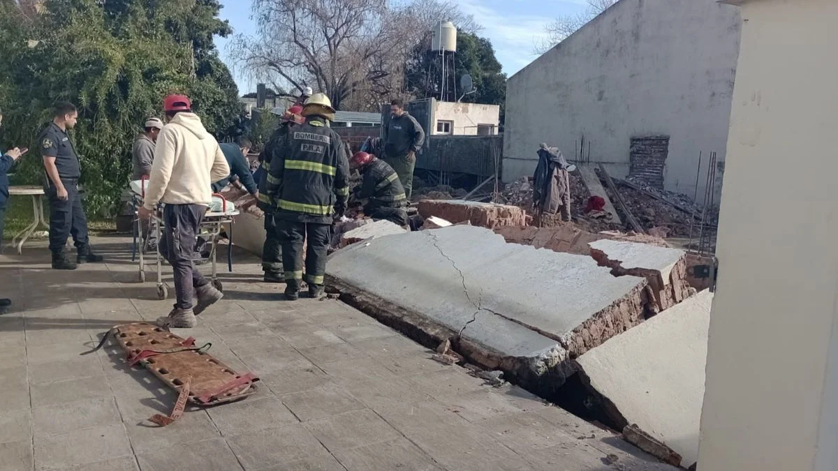 Dos obreros heridos por la caída de un paredón en La Plata