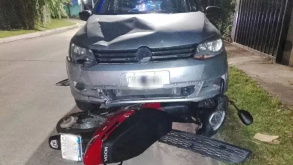 Impactante choque en Gonnet deja a una motociclista hospitalizada