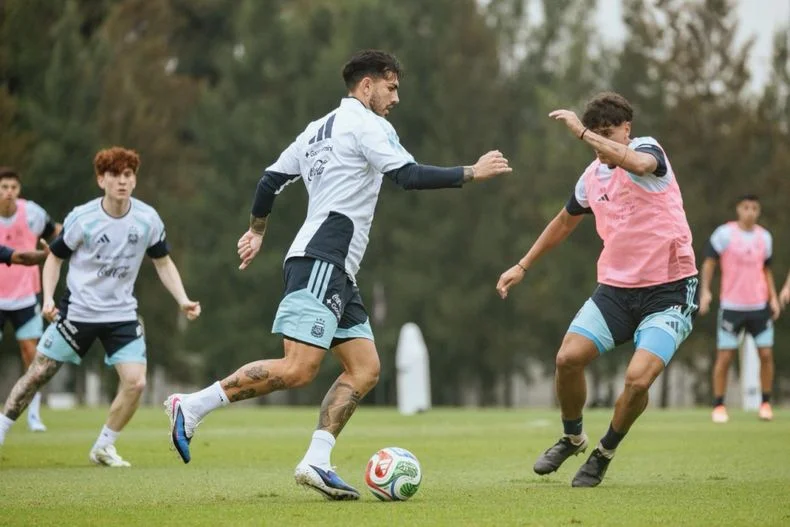La Selecci&oacute;n Argentina venci&oacute; 1-0 a la Sub-20 en un amistoso jugado en el predio de Ezeiza