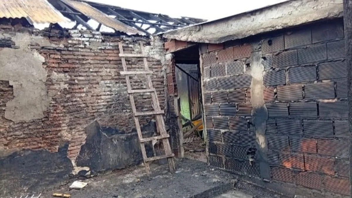 Piden ayuda para una familia que perdió todo en un incendio en El Peligro