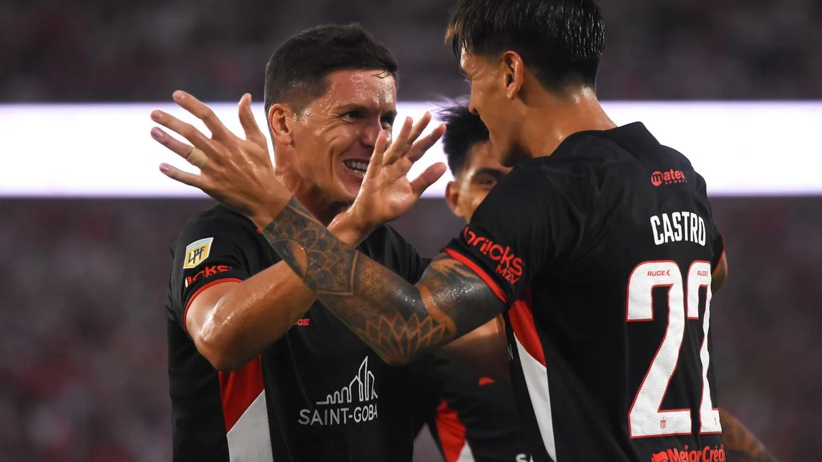 Estudiantes dio el golpe en el Monumental y trepó a la punta del campeonato
