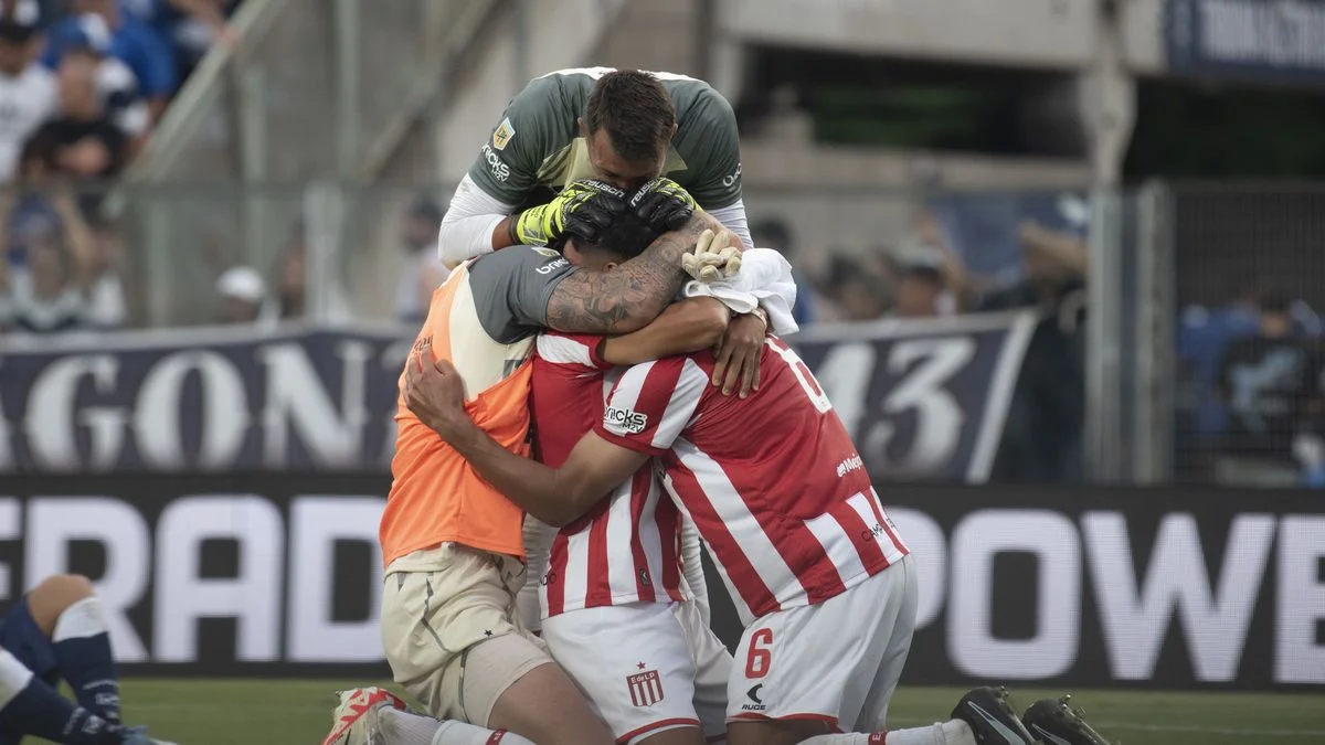 Estudiantes va por la gloria ante Racing en Santiago del Estero