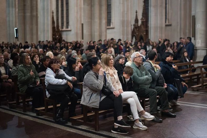 Muchos fieles conmovidos en la Catedral de La Plata para rendir homenaje al Papa Francisco