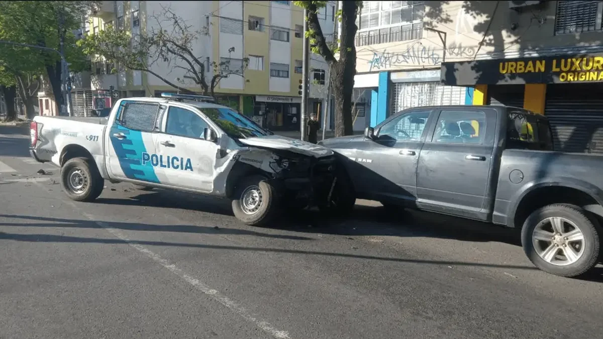 La Plata: un patrullero chocó contra una camioneta durante una persecución