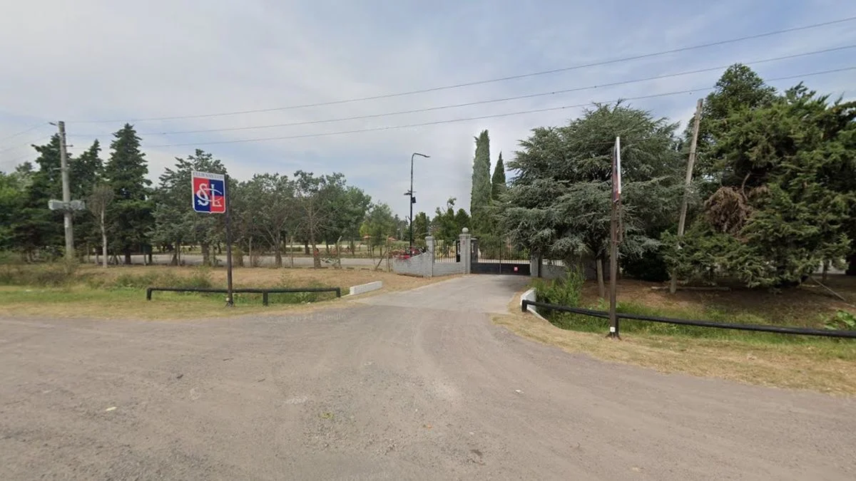 Vecinos de La Plata acusan al Club San Luis de "robarse una calle"