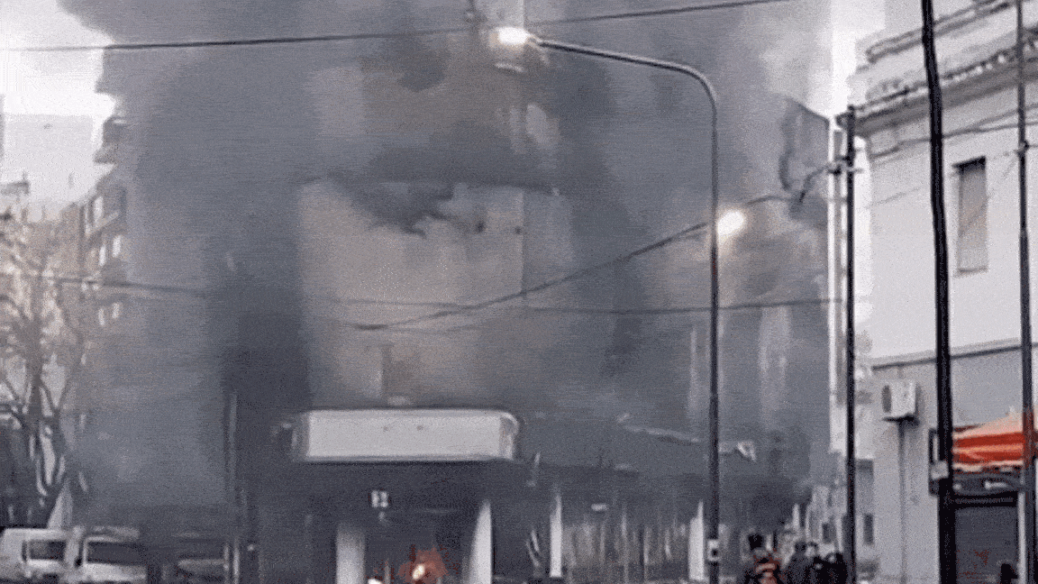 Fuego en La Plata: el momento exacto en que se derrumbó el depósito