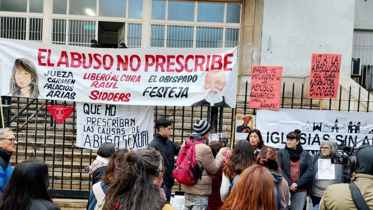 Protesta en rechazo al sobreseimiento del cura Raúl Sidders: "El abuso no prescribe"