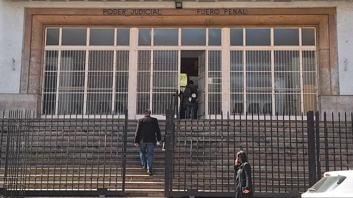 Revocan la domiciliaria a un condenado por golpear a una mujer trans en La Plata