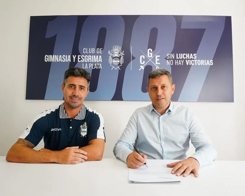 Diego Flores fue presentado como entrenador con Mariano Messera siendo Secretario