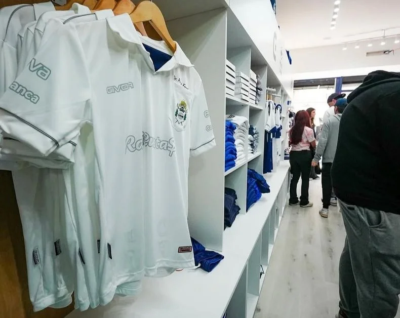 Gimnasia inaugur&oacute; un nuevo Loboshop en el centro platense