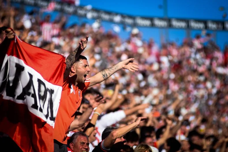 La gente de Estudiantes, uno de los condimentos de la fortaleza de Estudiantes en UNO