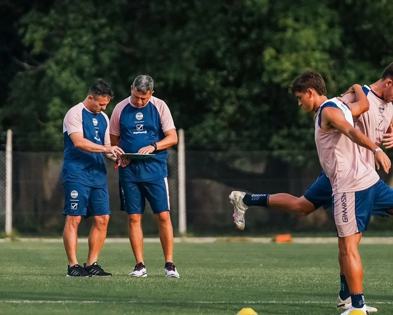 Diego Flores en su primera pr&aacute;ctica como entrenador de Gimnasia